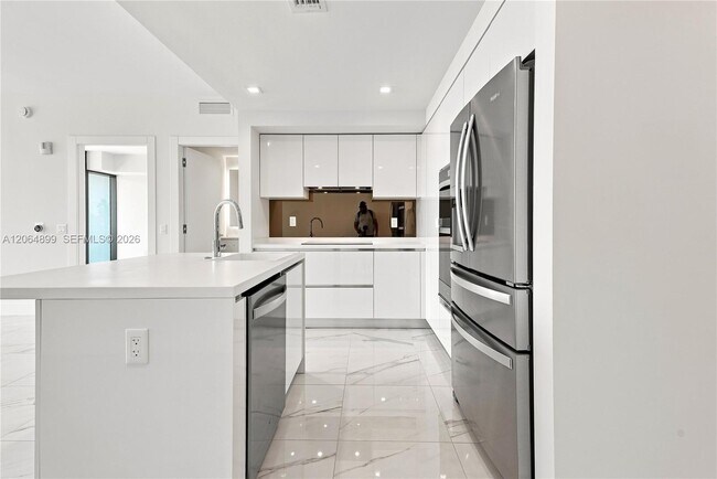 Building Photo - 1179 E Hallandale Beach Blvd