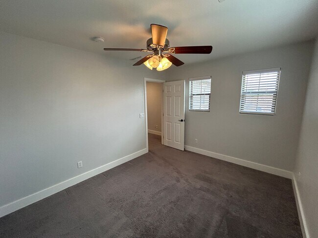 Building Photo - 15439 W Poinsettia Dr