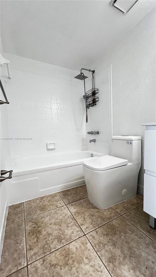 Building Photo - 984 W 40th St