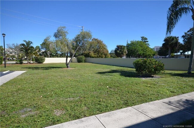 Building Photo - 1566 SE Royal Green Cir