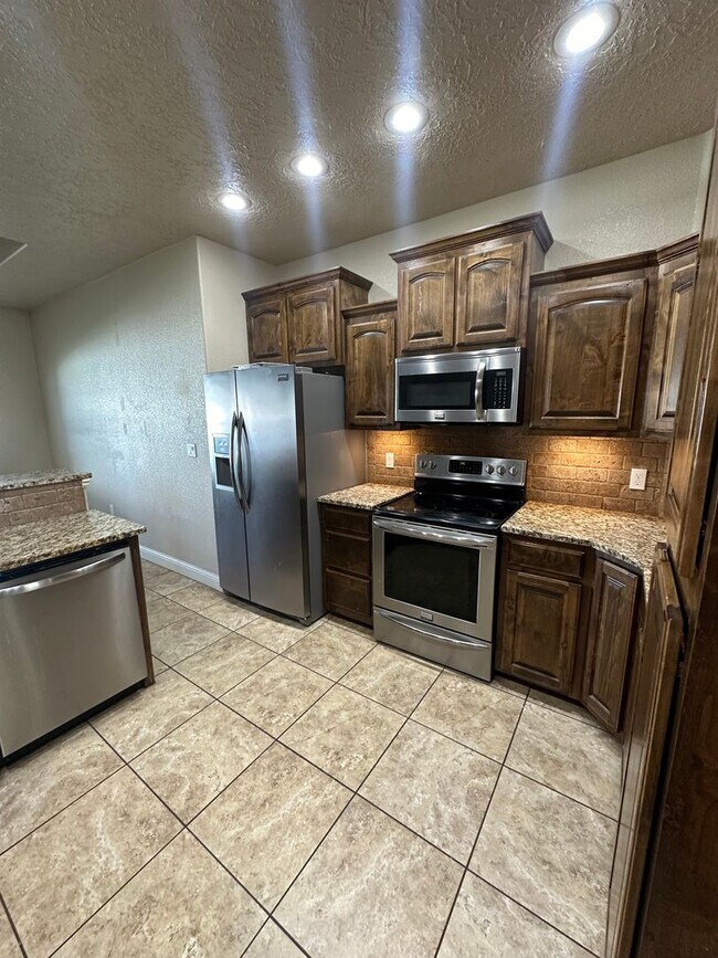 Building Photo - Stunning 4 Bed Home! 3 Car garage ! Mesa School District!