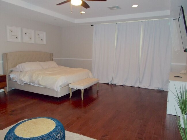 Building Photo - Spacious 4 Bed / 5 Bath Two-Story Home wit...