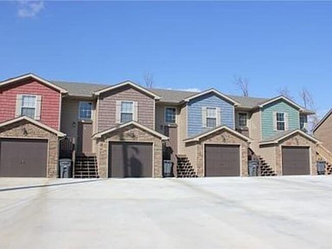 Building Photo - 3 bed/2bath Townhome freshly painted!