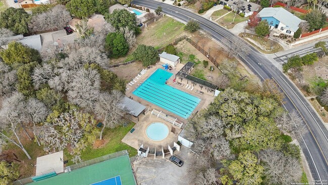 Building Photo - WHISPERING OAKS GARDEN HOME