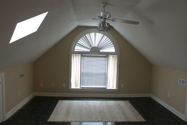 Building Photo - 4BD Home in Heart of Mt. Pleasant- Center Lake