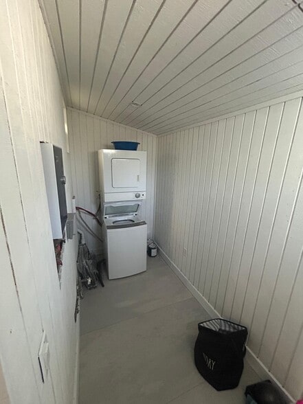 Building Photo - 19138 Oxnard St