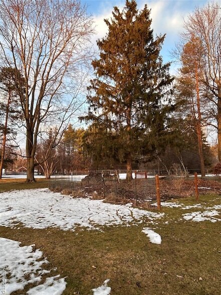 Building Photo - 1136 W Rowland St