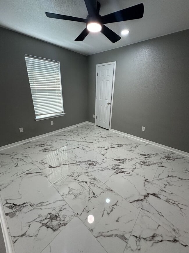 Building Photo - AVAILABLE NOW!!