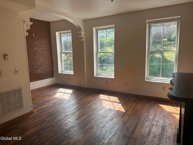 Building Photo - 97 Ten Broeck St