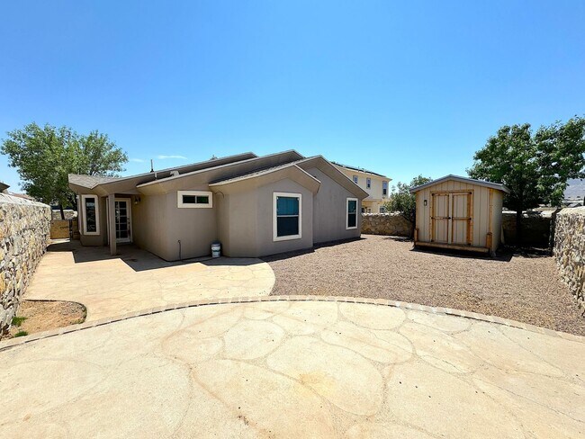 Building Photo - Sandstone Ranch Estates 4Bed Refrig A/C by...
