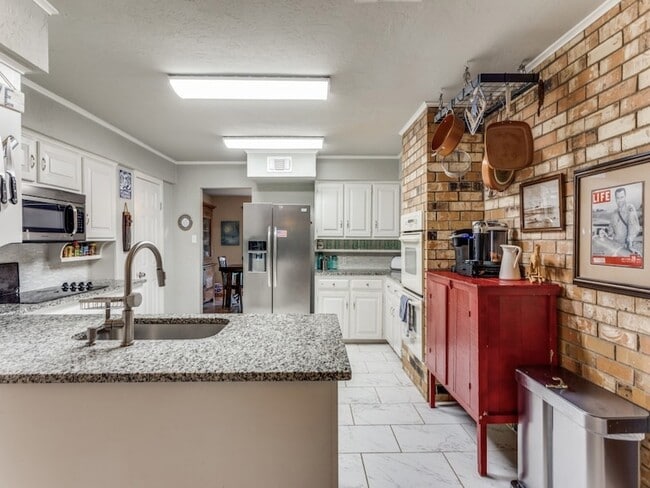 Building Photo - 7905 Skylake Dr