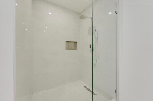 Building Photo - 220 Lake Shore Dr