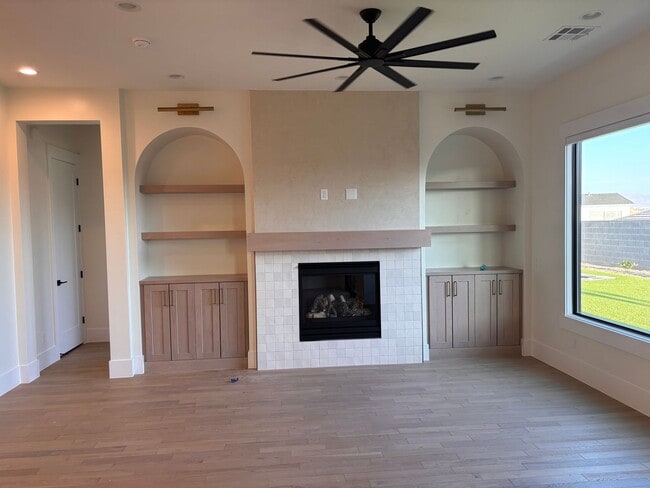 Building Photo - Beautiful 5 bedroom 4 bath in Desert Canyons