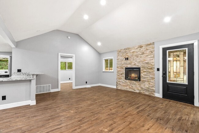 Building Photo - 1st Month FREE!! Riverfront Haven with Pri...
