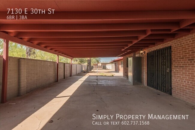 Building Photo - 4 bedroom 2 bath main house with a 2 bed 1...