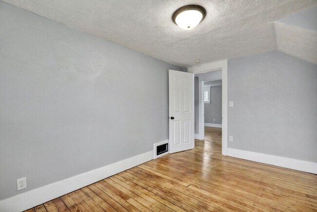 Building Photo - 1136 W Allegan St