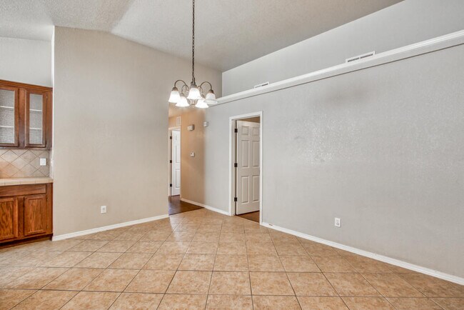 Building Photo - 1819 Shreya St