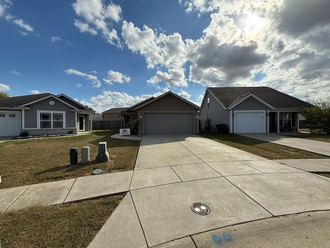 Primary Photo - Three Bedroom Single Family Home - Great N...