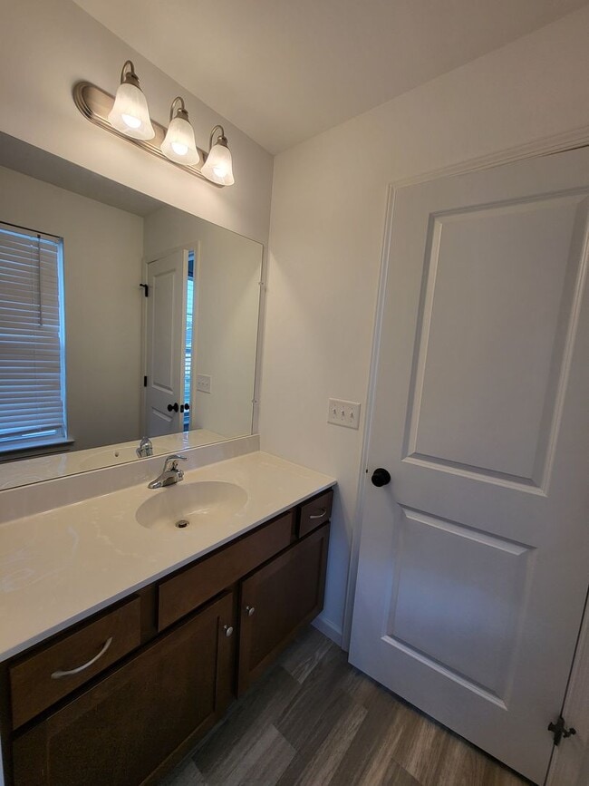 Building Photo - Spacious Modern 3 Bedroom Townhome in Annv...