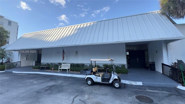 Building Photo - 3401 N Country Club Dr