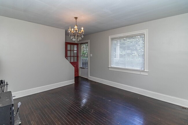 Building Photo - CHARMING 2 Bedroom/1 Bathroom w/ Bonus Roo...