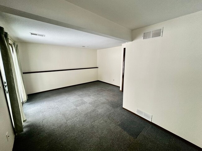 Building Photo - Elegant Townhome Living in a Prime Eagan Location!!