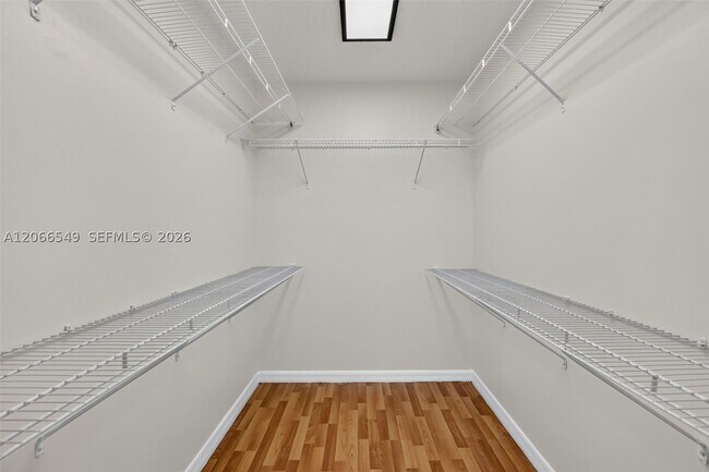 Building Photo - 220 Lakeview Dr