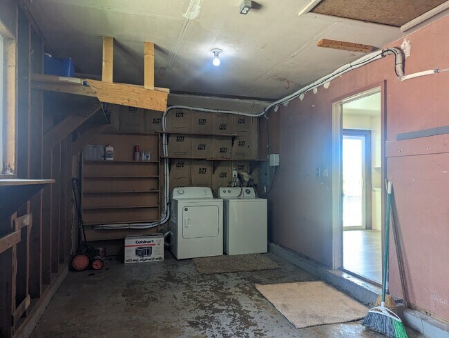 Building Photo - Super location in Martin Acres Neighborhood!