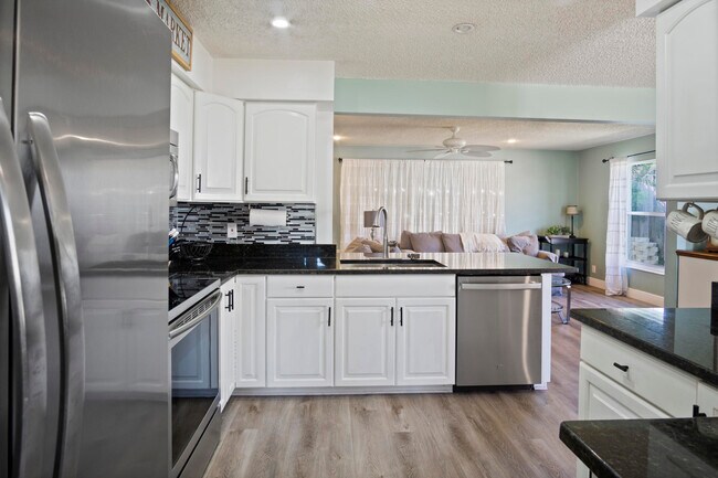 Building Photo - 9032 SE Sandridge Ave