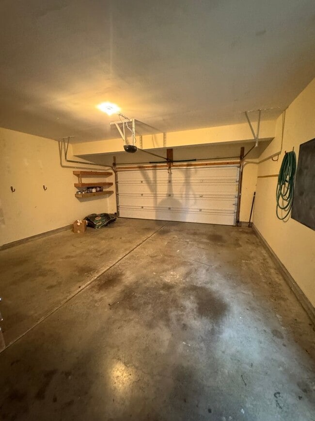 Building Photo - 4 bedroom 2.5 bathroom in Bellevue's Avondale Park neighborhood.  All bedrooms upstairs, open con...