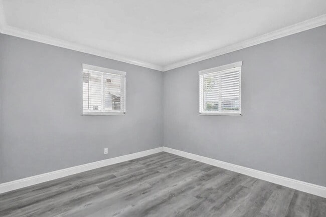 Building Photo - 2010 SW 6th Ave