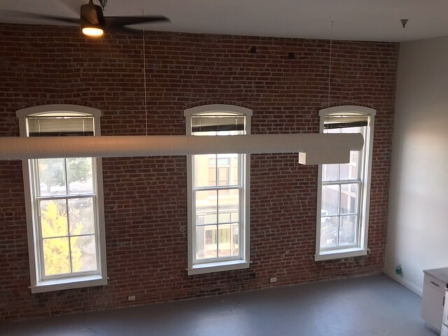 Building Photo - 412 Delaware St