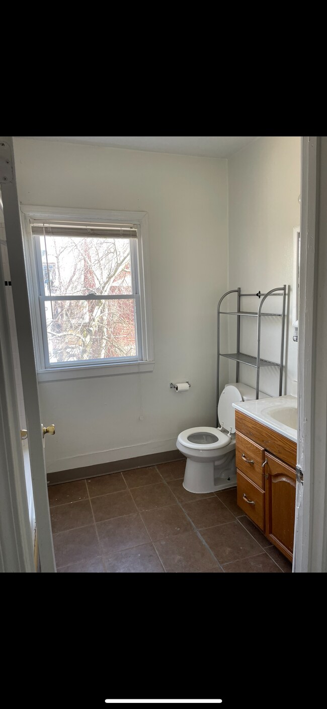 Full bath 1 - 395 W Utica St