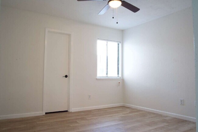 Building Photo - 2 Bedroom 2 1/2 bath in the Lakes Townhome Community! Complete Remodel!