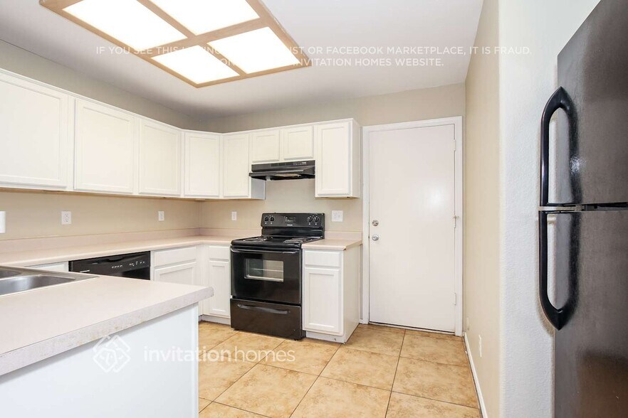 Building Photo - 11234 N 81st Ave