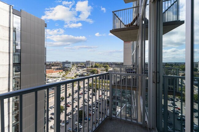 Building Photo - Fully Furnished SoBro Condo At Encore