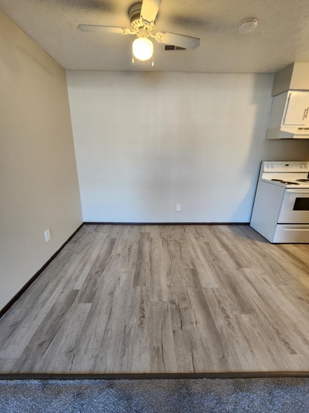 Building Photo - 1103 W Maple St