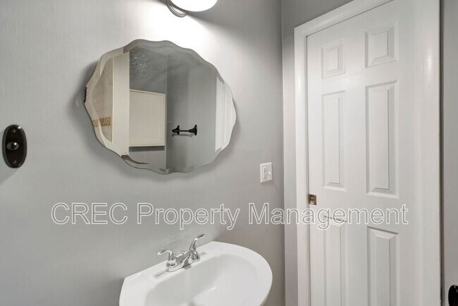 Building Photo - 204 S Hampton St