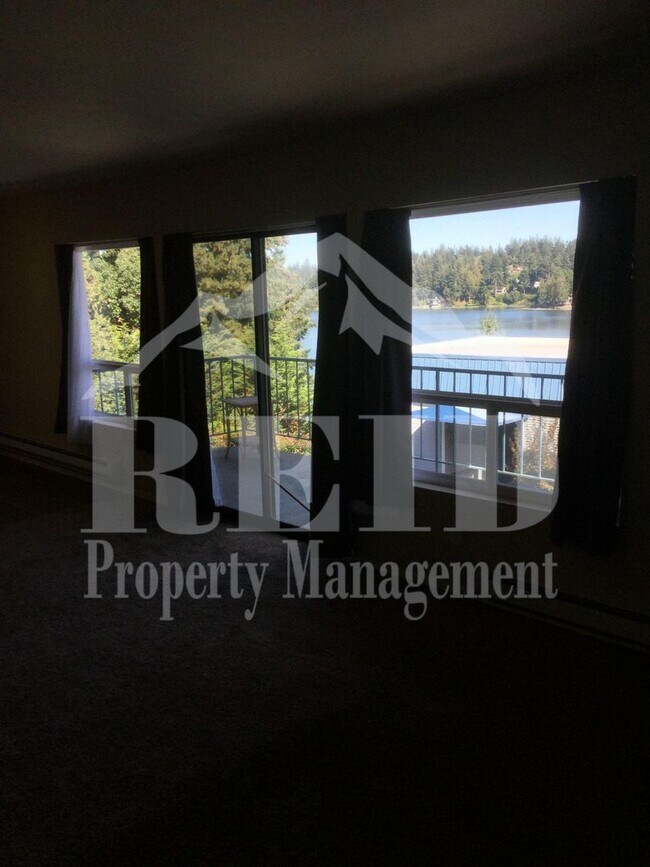 Building Photo - 924 Shorewood Dr