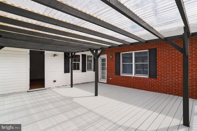 Building Photo - 5 Orchard Pl