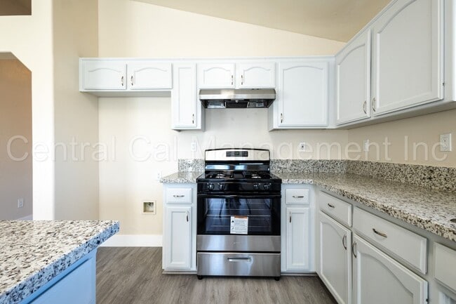 Building Photo - 3 Bedroom/2 Bath Home in the Southwest - $2295 Per Month!