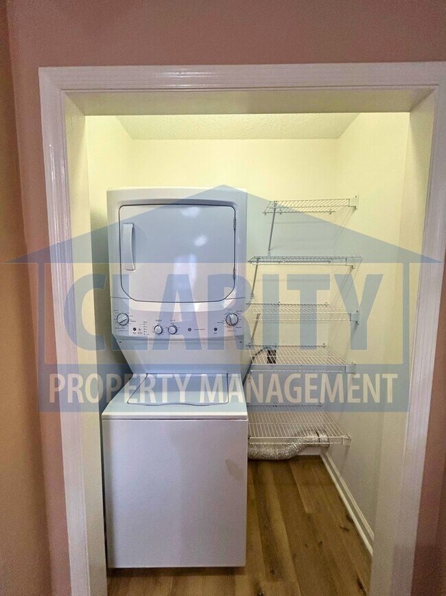 Building Photo - Convenient 3-Bedroom, 2-Bath Home in a Cen...