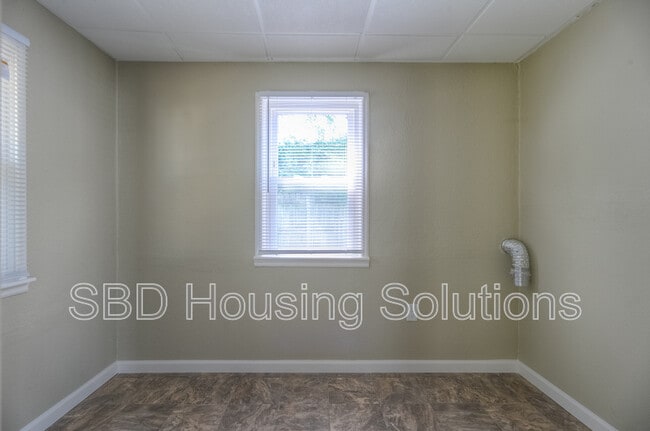 Building Photo - 601 E Nettleton Ave