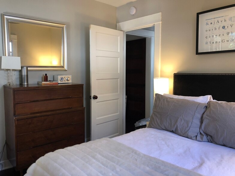 Building Photo - 1316 N Occidental Blvd