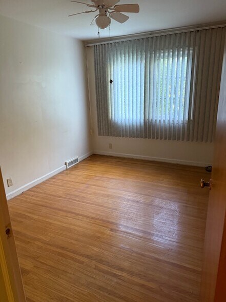 Bedroom 3 - 74 Clearview Dr