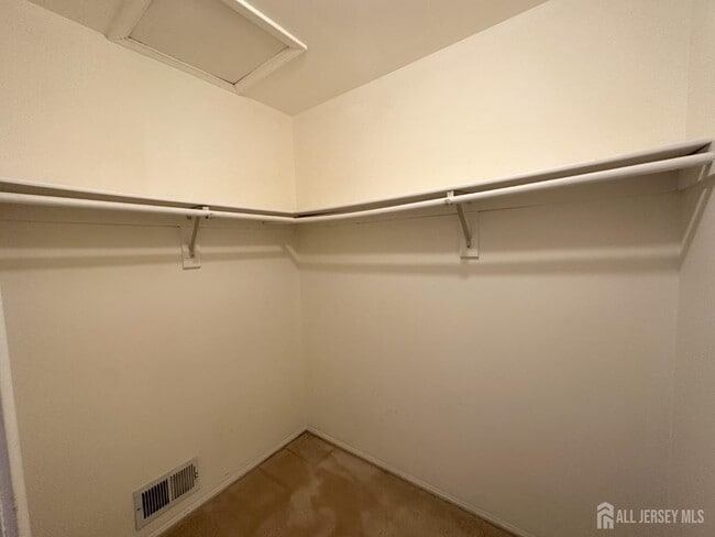 Building Photo - 17 Canterbury Cir