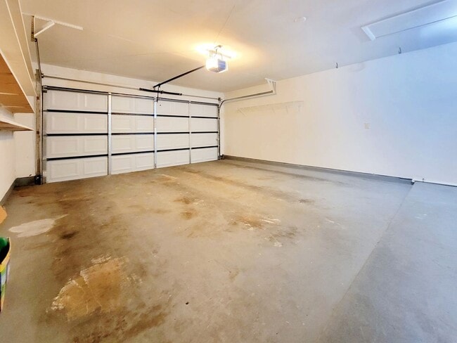 Building Photo - 3 Bed, 2 Bath Single-Level Gem with Firepl...