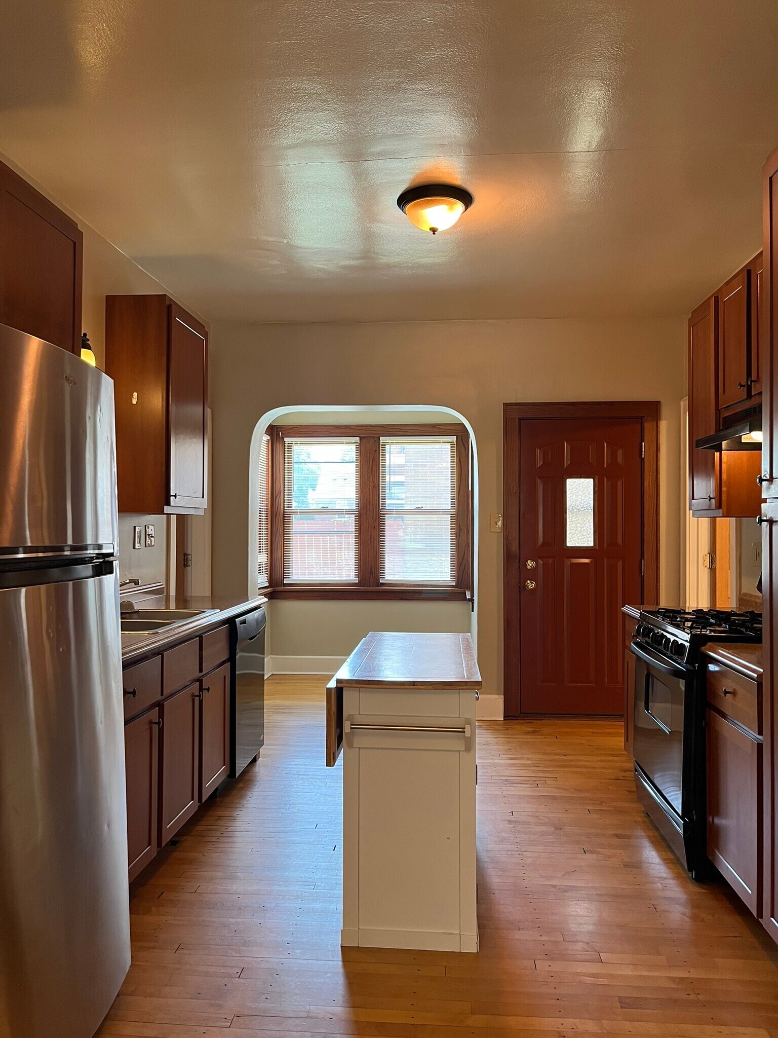 Building Photo - 1211 E Saveland Ave