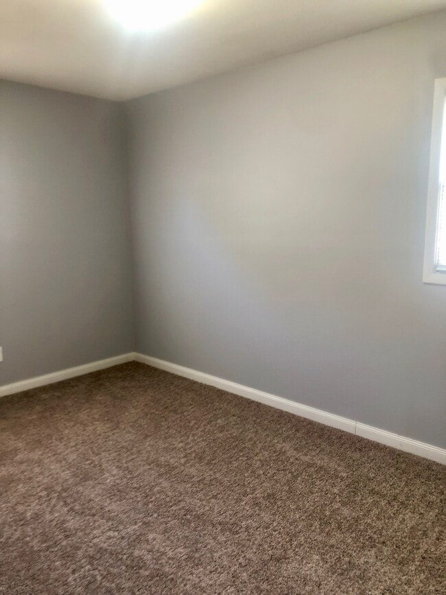 Building Photo - Recently updated 3 BR/1 BA plus a BONUS ROOM!