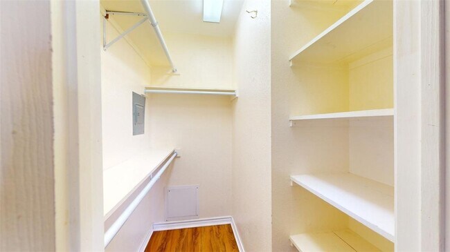 Building Photo - 904 University Oaks Blvd